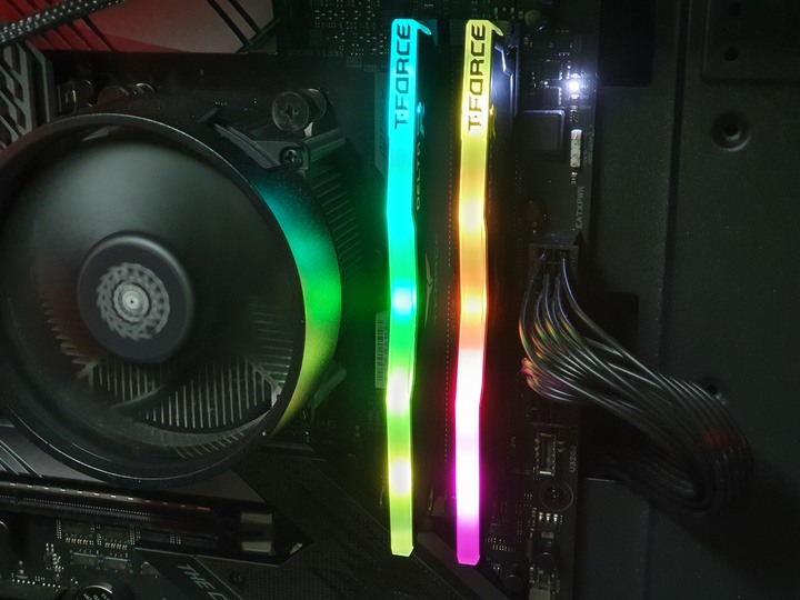 科賦KLEVV  CRAS II DDR4簡單開箱分享，同場加映T-Force Delta RGB DDR4