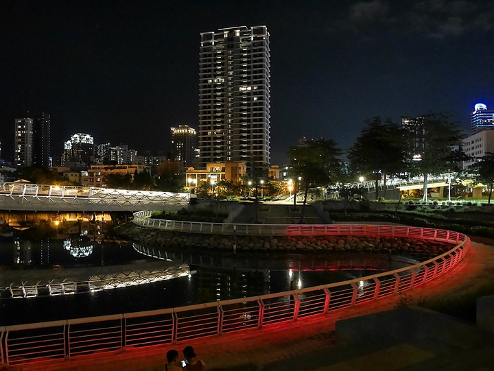 高雄市 三民區 愛河之心 — 令人醉心的璀璨光影湖景