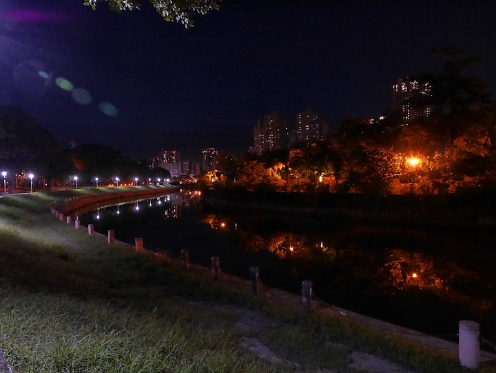 高雄市 三民區 愛河之心 — 令人醉心的璀璨光影湖景