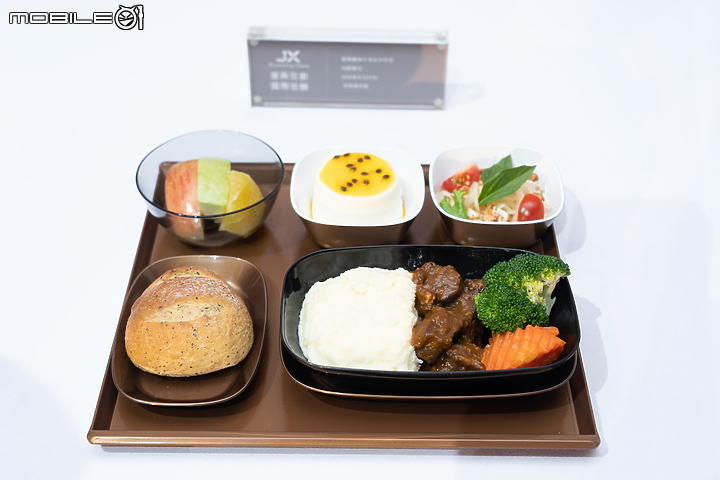 再創標竿！ 星宇航空機上餐飲與服務備品正式揭幕！