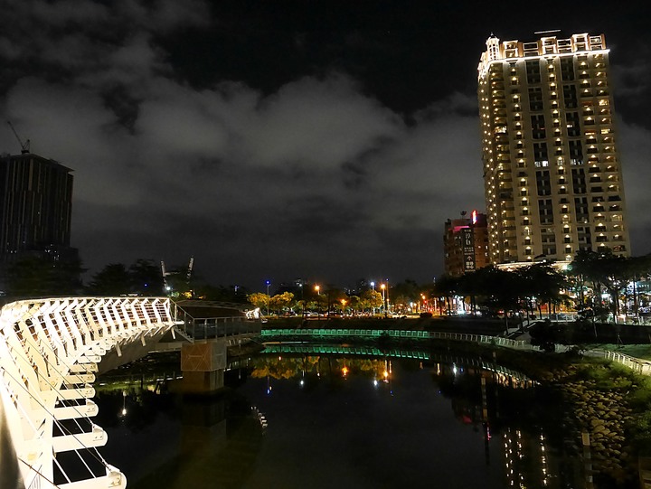 高雄市 三民區 愛河之心 — 令人醉心的璀璨光影湖景