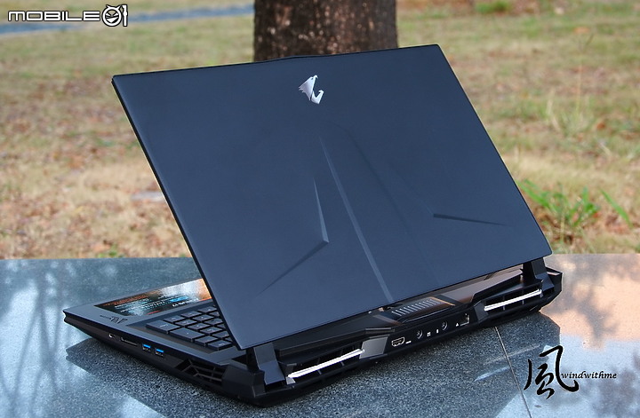點我看大圖 機械式鍵盤與極窄邊框螢幕 - 技嘉 AORUS 17高階電競筆電解析
