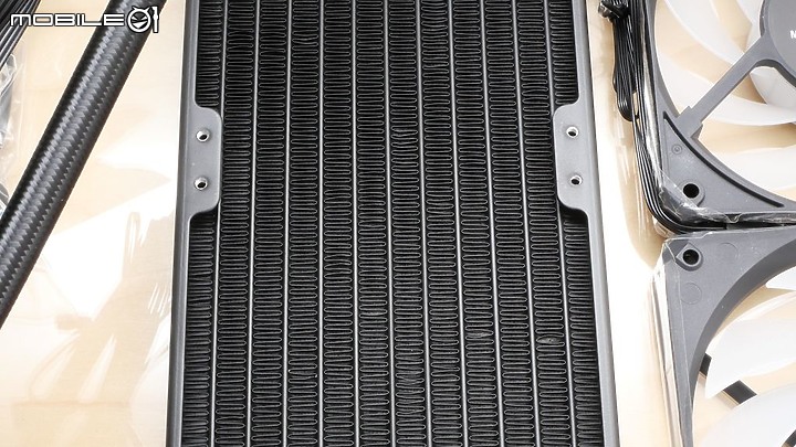 [開箱] 圓形 LCD 搭載 AORUS LIQUID ARGB AIO 信仰水冷