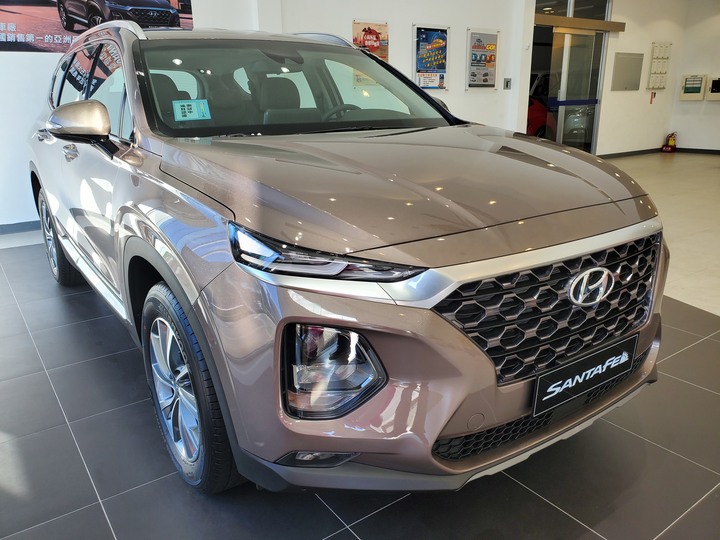 [靜態賞車] 進口身份的第4代Hyundai Santa Fe 5+2七人座休旅 大地銅色