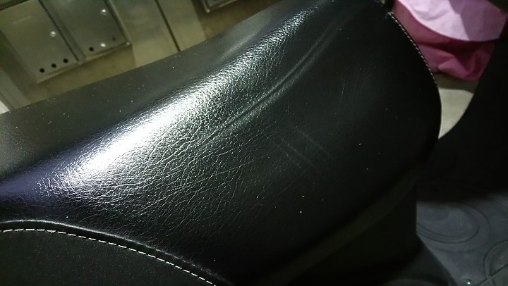 機車坐墊被刮無數刮痕~(但沒刮破)