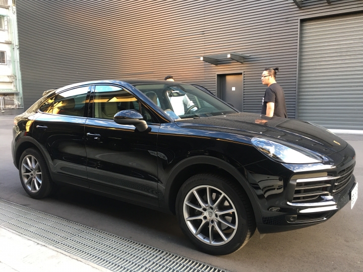 Porsche Cayenne Coupe 尾部第二支自動升降尾翼