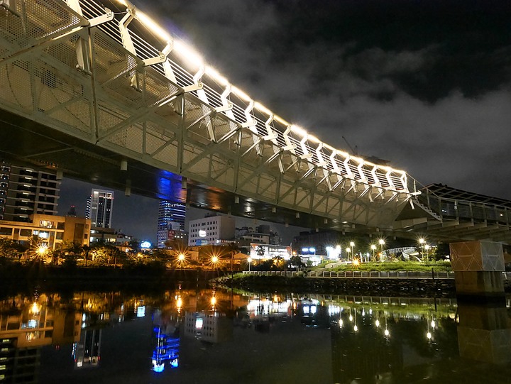 高雄市 三民區 愛河之心 — 令人醉心的璀璨光影湖景