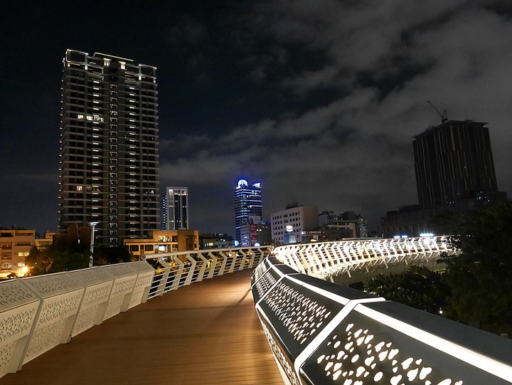 高雄市 三民區 愛河之心 — 令人醉心的璀璨光影湖景