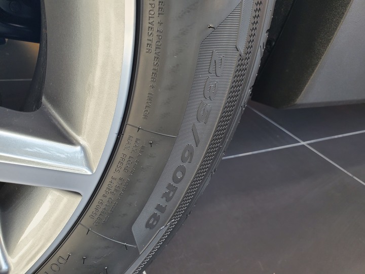 [靜態賞車] 進口身份的第4代Hyundai Santa Fe 5+2七人座休旅 大地銅色