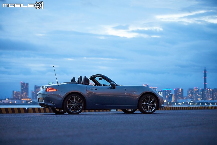 【國內新訊】Mazda發表MX-5 2021年式,增加紅色內裝與極境灰車色!