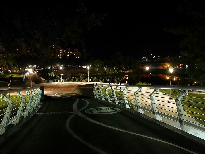 高雄市 三民區 愛河之心 — 令人醉心的璀璨光影湖景