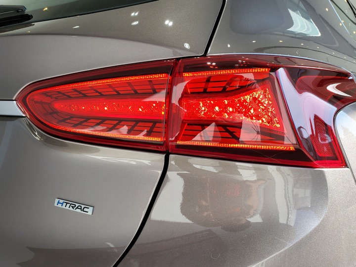 [靜態賞車] 進口身份的第4代Hyundai Santa Fe 5+2七人座休旅 大地銅色