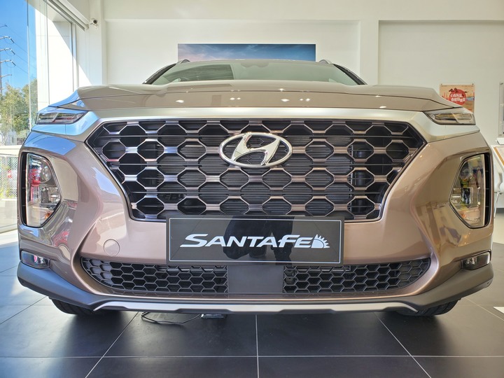 [靜態賞車] 進口身份的第4代Hyundai Santa Fe 5+2七人座休旅 大地銅色