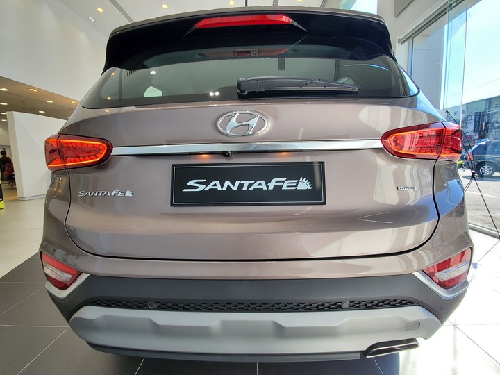 [靜態賞車] 進口身份的第4代Hyundai Santa Fe 5+2七人座休旅 大地銅色