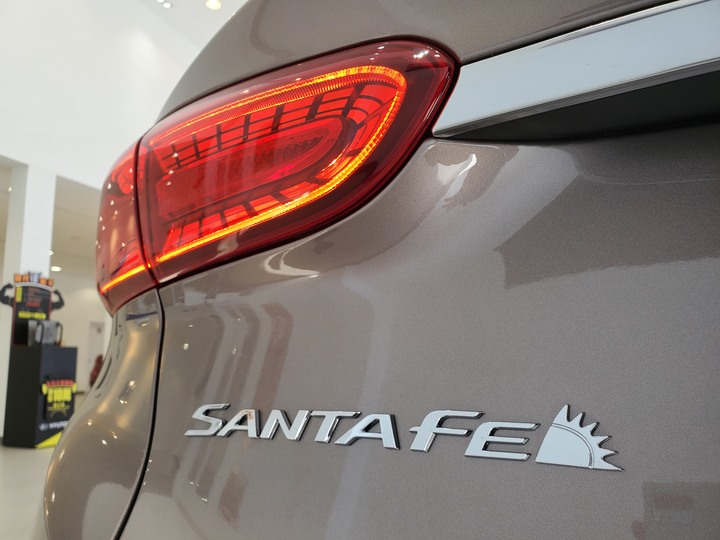 [靜態賞車] 進口身份的第4代Hyundai Santa Fe 5+2七人座休旅 大地銅色