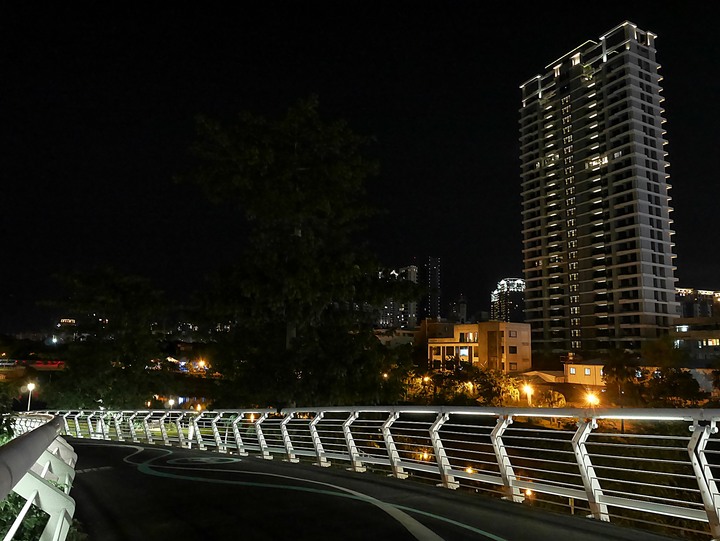 高雄市 三民區 愛河之心 — 令人醉心的璀璨光影湖景