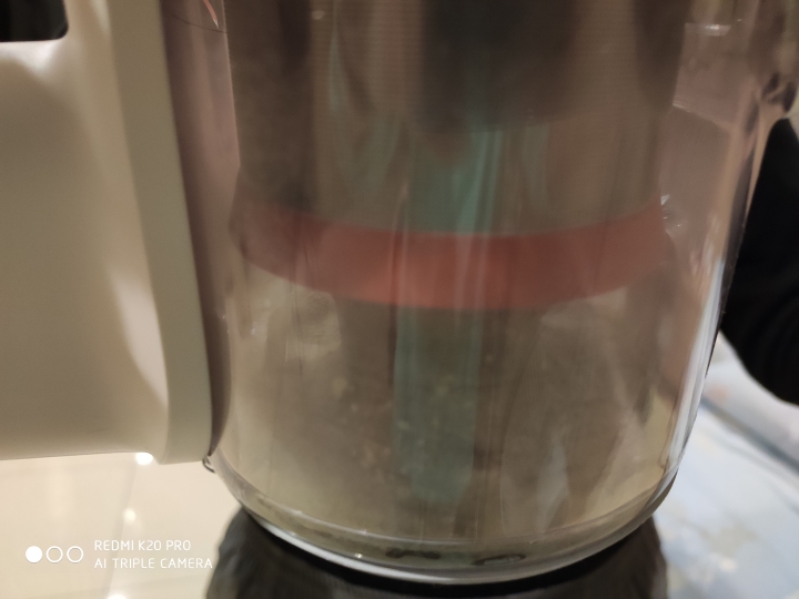 京東網購真的可靠嗎？米家吸塵器篇拆開使用比較適合男性，對於女生來說可能會有所抱怨，吸力強但是按鍵不人性化，耗電快但噪音合理，以他價格來說，非常建議各位買一台，清理灰塵以及塵蟎十分方便。希望改進主機重量以及開關配置。