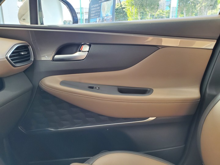 [靜態賞車] 進口身份的第4代Hyundai Santa Fe 5+2七人座休旅 大地銅色