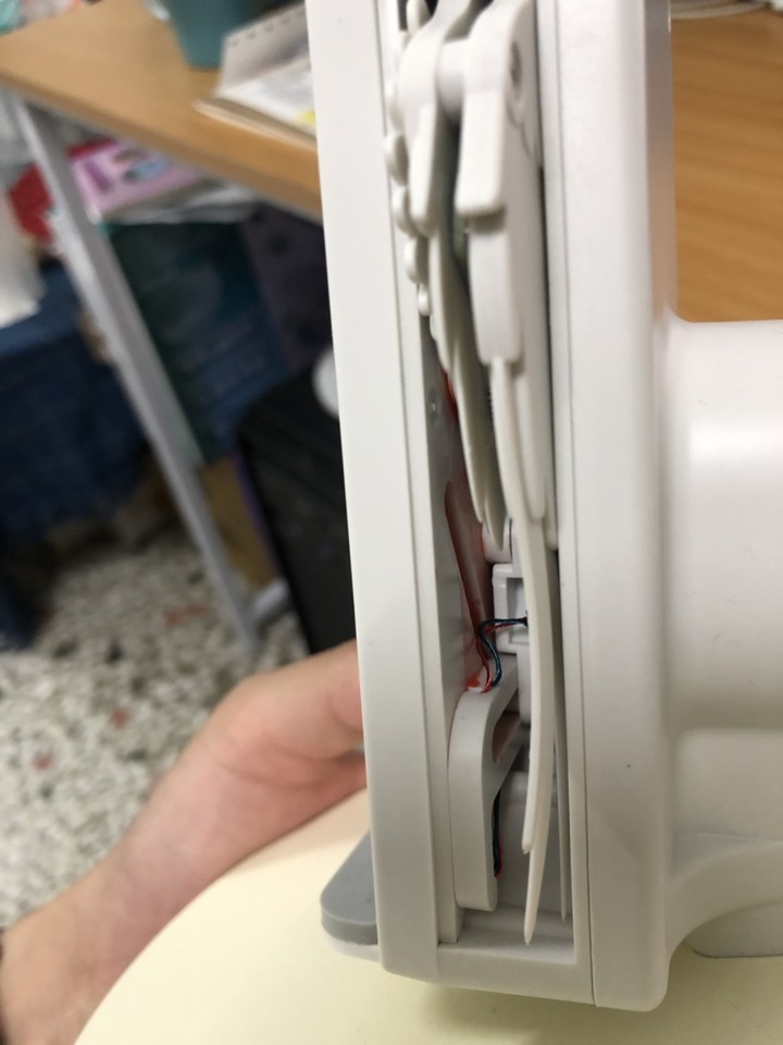 娃娃機天使無線充電板流血了..