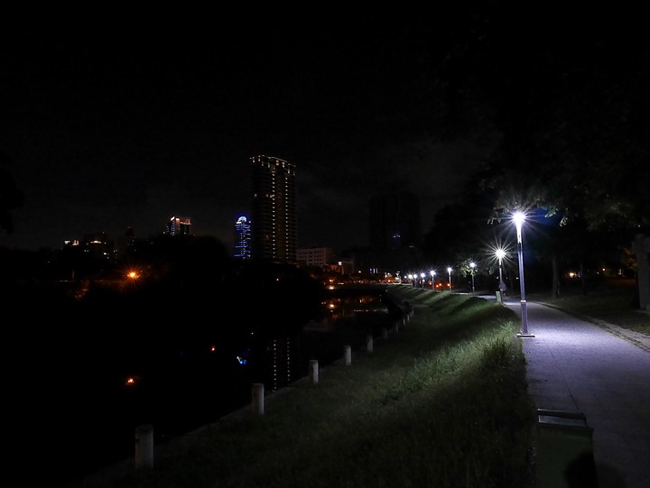 高雄市 三民區 愛河之心 — 令人醉心的璀璨光影湖景