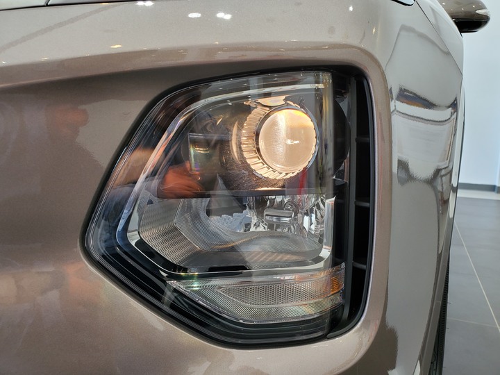 [靜態賞車] 進口身份的第4代Hyundai Santa Fe 5+2七人座休旅 大地銅色