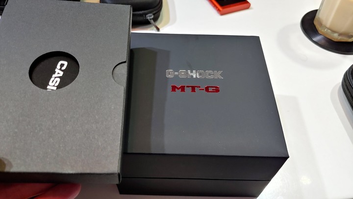 又快到年末了,買個禮物犒賞自己一下.. 人生第一支破萬的錶,G-shock b1000bd-1a開箱