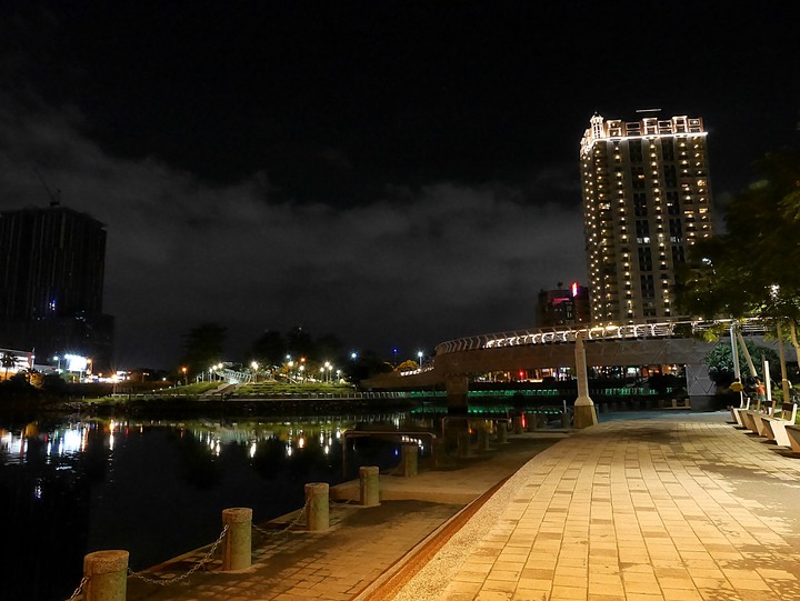 高雄市 三民區 愛河之心 — 令人醉心的璀璨光影湖景