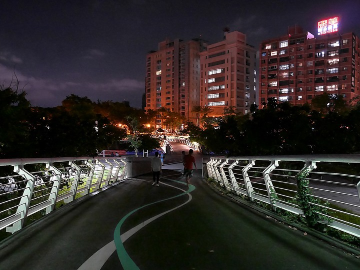高雄市 三民區 愛河之心 — 令人醉心的璀璨光影湖景
