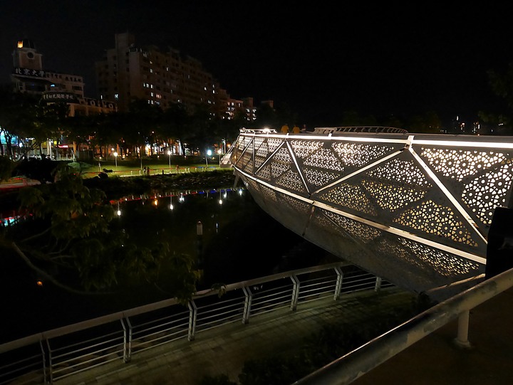 高雄市 三民區 愛河之心 — 令人醉心的璀璨光影湖景