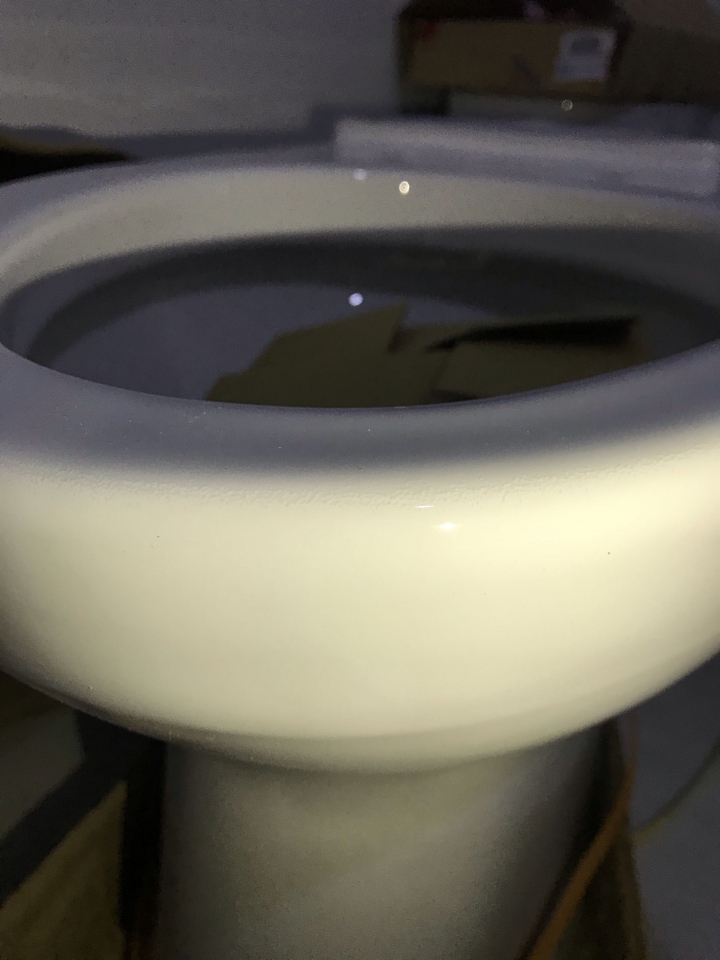 請問toto馬桶烤漆這樣是正常的嗎？