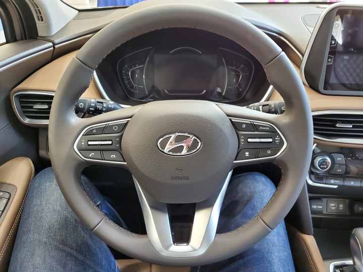 [靜態賞車] 進口身份的第4代Hyundai Santa Fe 5+2七人座休旅 大地銅色
