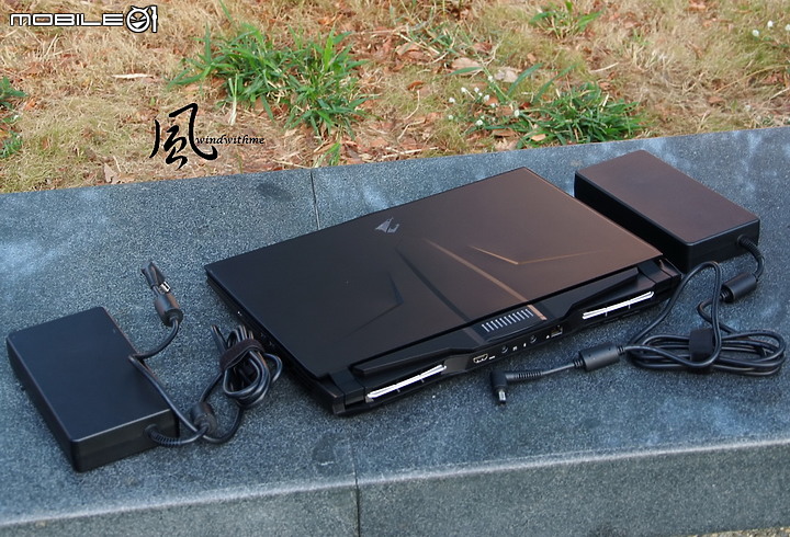 點我看大圖 機械式鍵盤與極窄邊框螢幕 - 技嘉 AORUS 17高階電競筆電解析