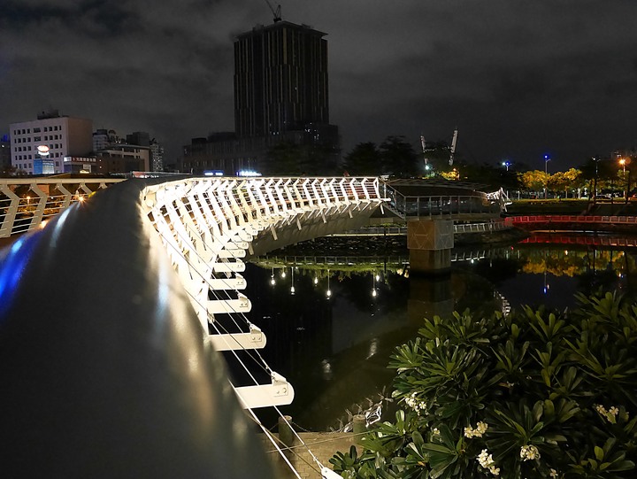 高雄市 三民區 愛河之心 — 令人醉心的璀璨光影湖景