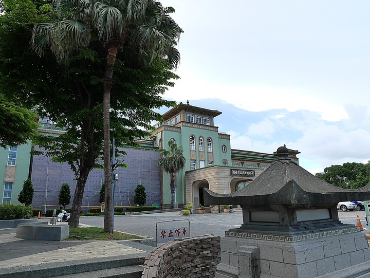 高雄市 鹽埕區 高雄市立歷史博物館 — 由官署變身為都市博物館的帝冠式建築