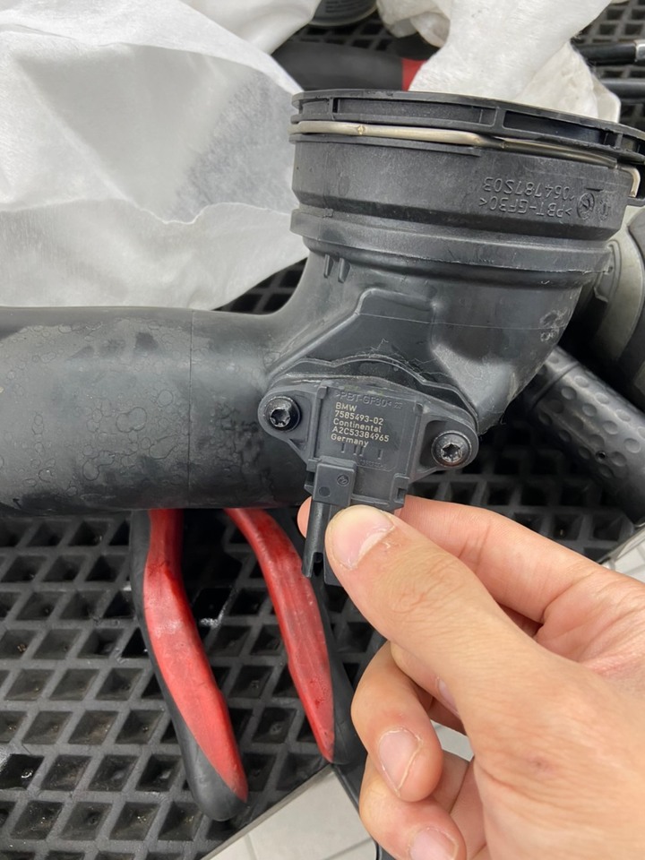 F 世代740LI 進氣管感應器熔解脫落