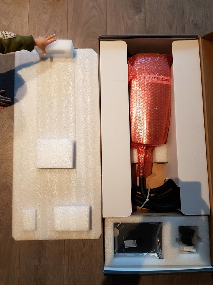 該如何幫拉拉充電, 特斯拉的充電器簡介