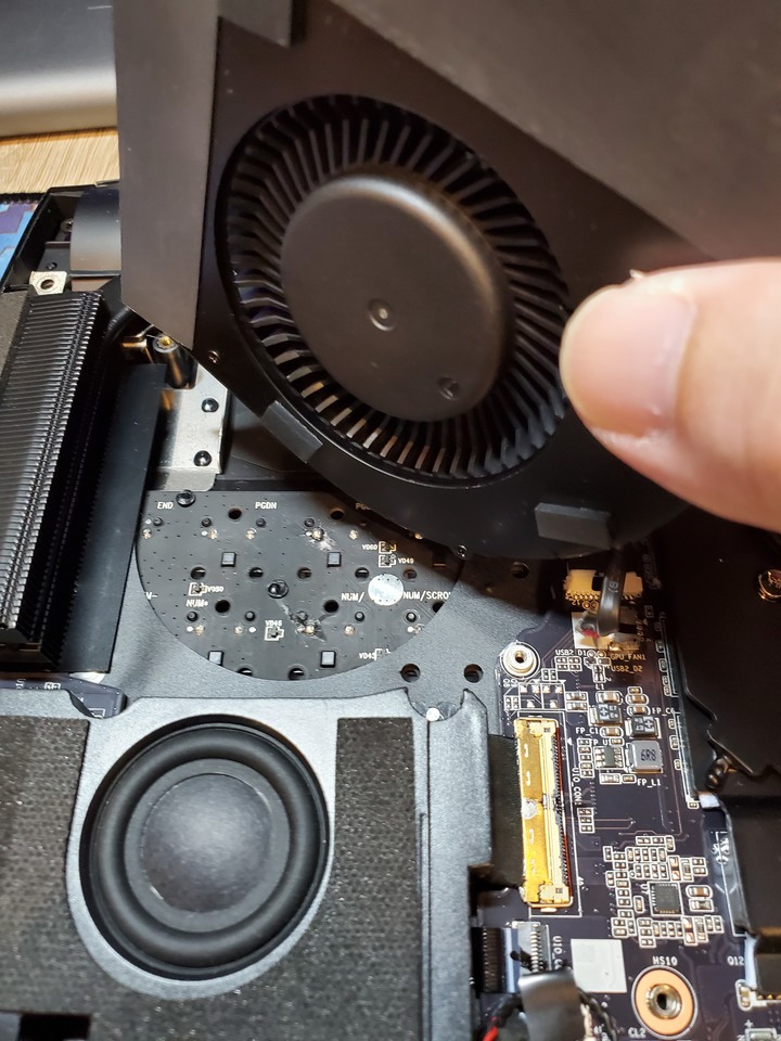 AORUS 17 簡單開箱&測試