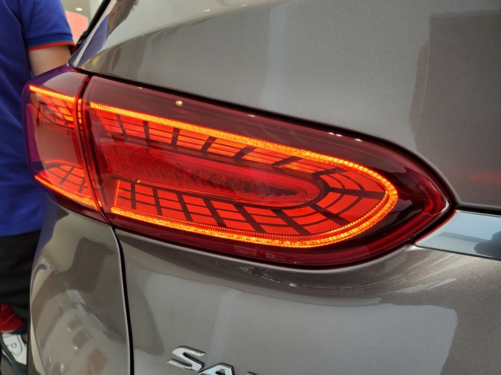 [靜態賞車] 進口身份的第4代Hyundai Santa Fe 5+2七人座休旅 大地銅色