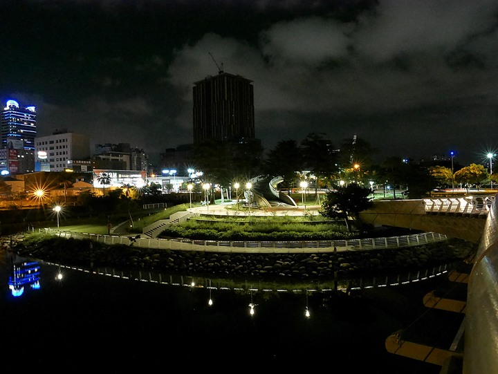 高雄市 三民區 愛河之心 — 令人醉心的璀璨光影湖景
