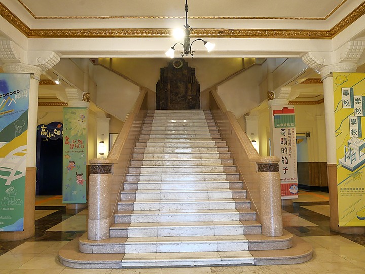 高雄市 鹽埕區 高雄市立歷史博物館 — 由官署變身為都市博物館的帝冠式建築