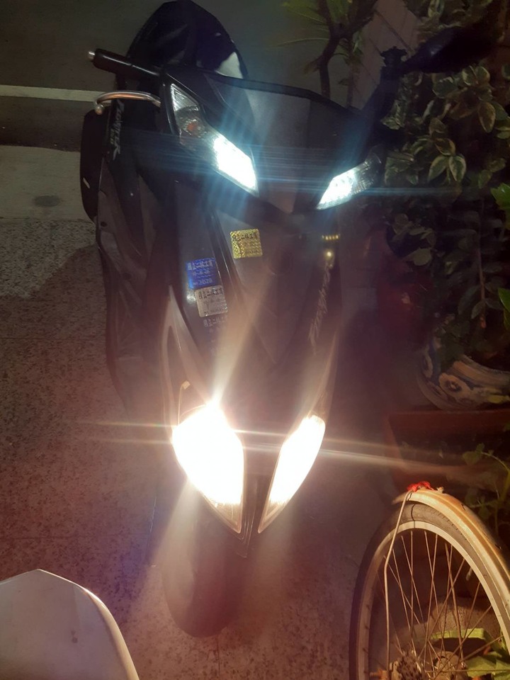 機車左右燈泡近燈不亮、遠燈正常?