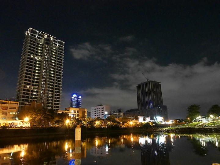高雄市 三民區 愛河之心 — 令人醉心的璀璨光影湖景