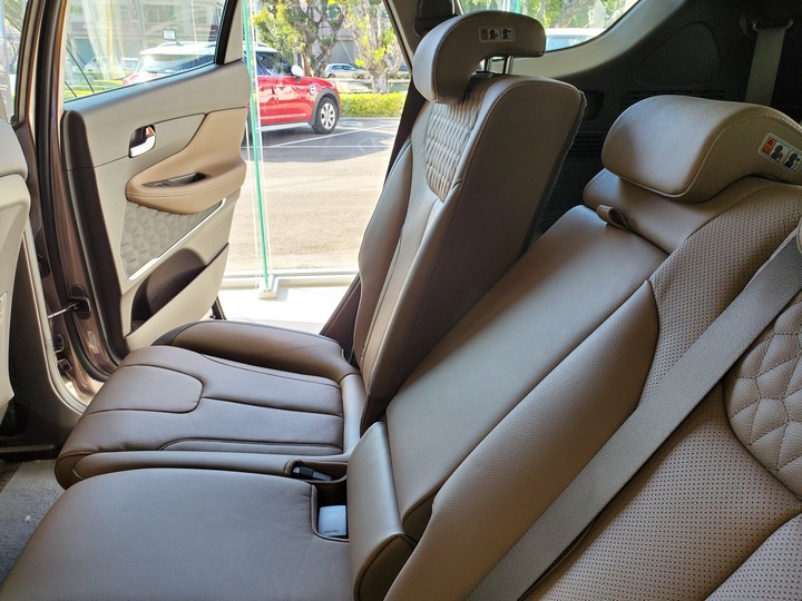[靜態賞車] 進口身份的第4代Hyundai Santa Fe 5+2七人座休旅 大地銅色