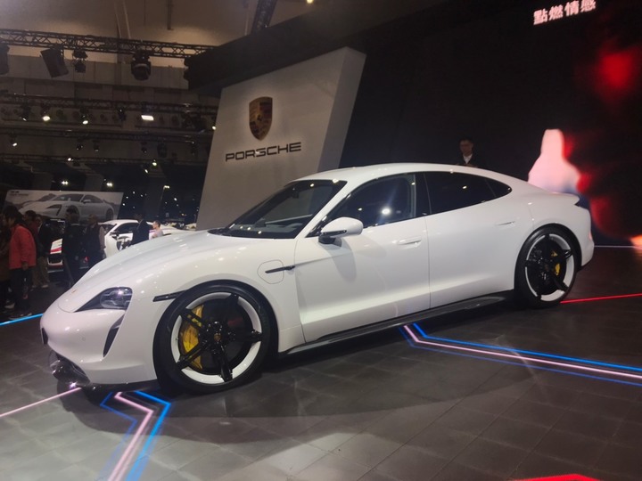 Taycan現身台北車展/人也太多啦