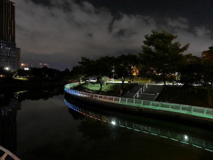 高雄市 三民區 愛河之心 — 令人醉心的璀璨光影湖景
