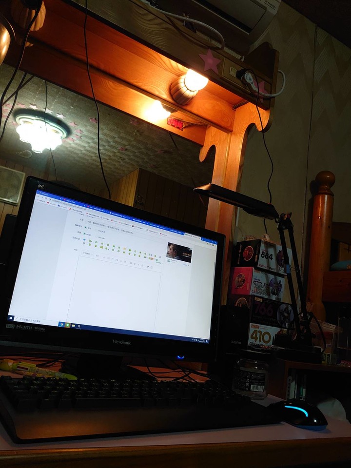 求救：電腦桌燈太刺眼，久看眼睛好不舒服，想請各位幫找辦法