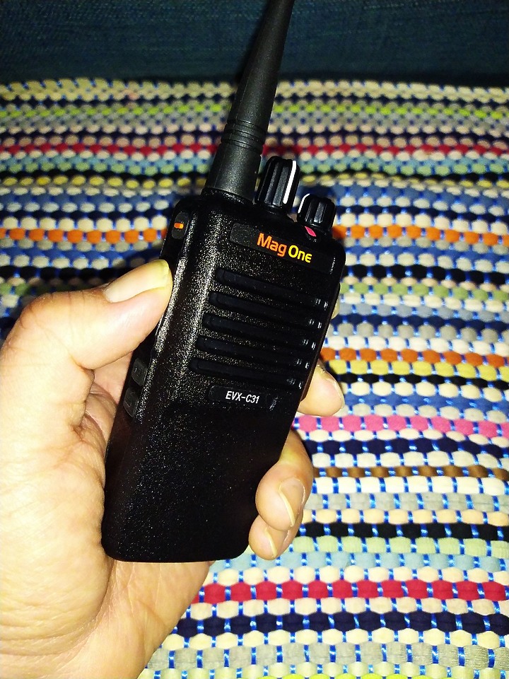 說講就講「MOTOROLA MAG ONE EVX-C31 數位可攜式對講機」-abc2000