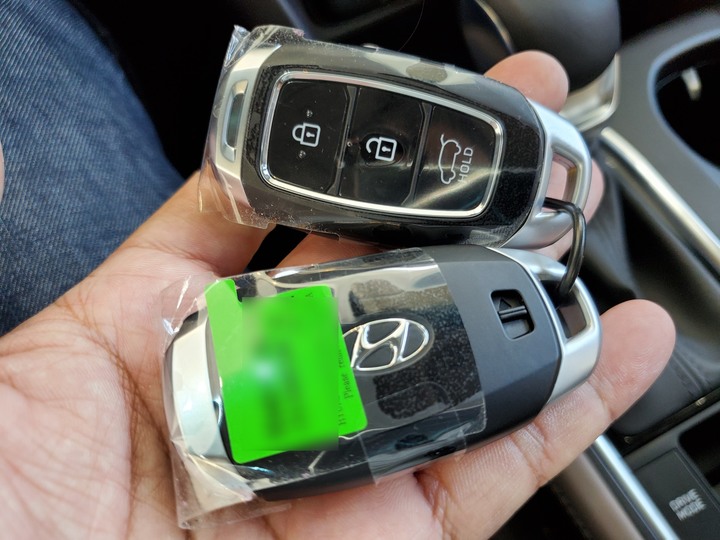 [靜態賞車] 進口身份的第4代Hyundai Santa Fe 5+2七人座休旅 大地銅色