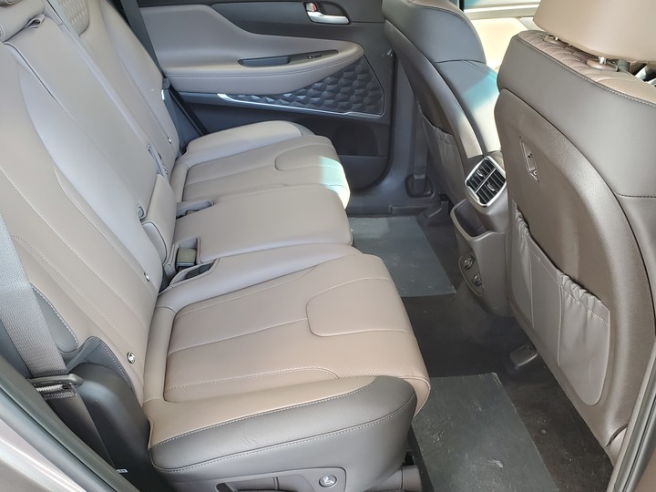 [靜態賞車] 進口身份的第4代Hyundai Santa Fe 5+2七人座休旅 大地銅色