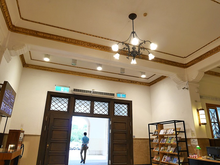 高雄市 鹽埕區 高雄市立歷史博物館 — 由官署變身為都市博物館的帝冠式建築